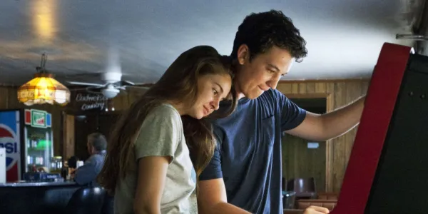   The Spectacular Now のジュークボックスの前に立つ Miles Teller と Shailene Woodley