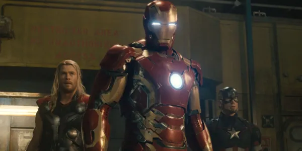   『アベンジャーズ/エイジ・オブ・ウルトロン』でアイアンマン、ソー、キャプテン・アメリカがウルトロンと対決