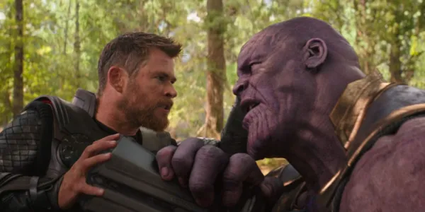   Avengers 3 Infinity War ThorがThanosに対してStormbreakerを使用
