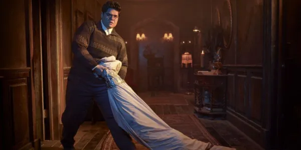   『What We Do In The Shadows』の廊下で死体を引きずるギレルモ。