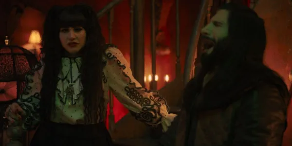   『What We Do In The Shadows』でナンドールが泣くと、ナジャはイライラしているように見えます。