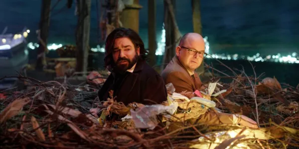   『What We Do in the Shadows』でサイレンに捕らえられたコリン・ロビンソンとラズロ。