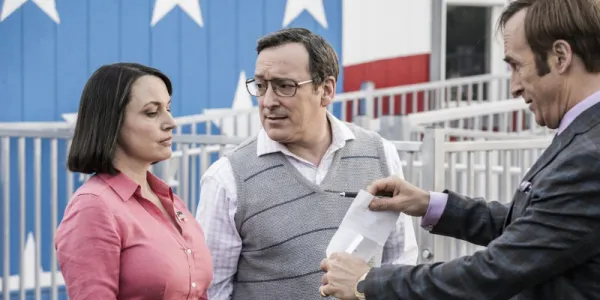   Better Call Saul の Saul が、Kettlemans に手紙を提示しています。