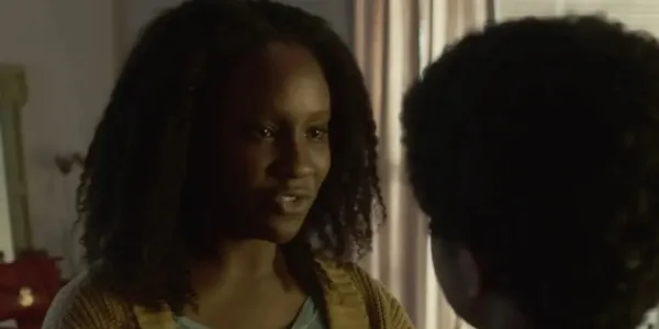   『This Is Us』で娘のデジャ・ピアソンと話しているシャウナ・アンドリュース