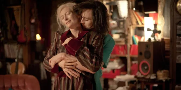   緑のシャツを着たトム・ヒドルストンがティルダ・スウィントンを抱きしめる's wearing striped pyjamas in Only Lovers Left Alive