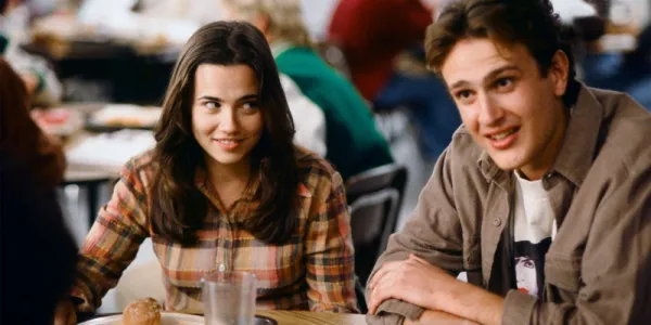   Freaks and Geeks で一緒に笑っている Linda Cardellini と Jason Segel の画像
