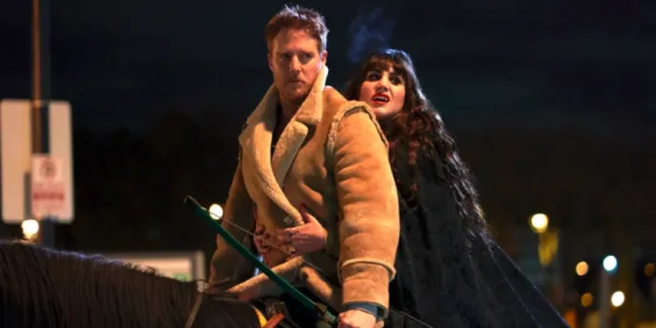   What We Do in the Shadows で Nadja と一緒に馬に乗っている Jeff/Gregor。