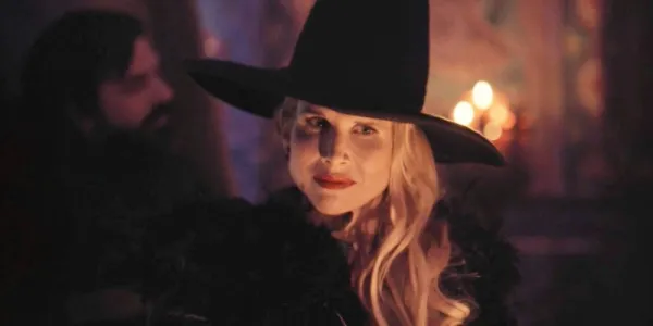  魔女を着たリリス's hat with Laszlo in the background in What We Do In The Shadows.