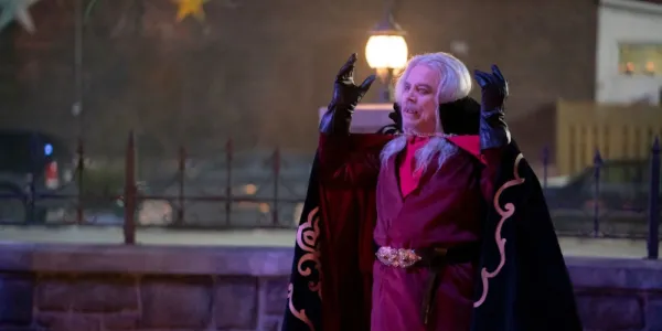   『What We Do in the Shadows』で両手を上げてマントを着るヴァンパイアのジム。