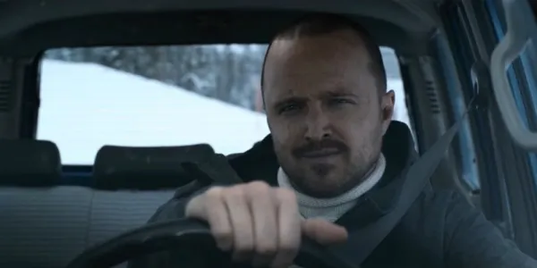   アラスカのエル カミノでトラックを運転するジェシー。