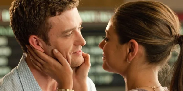   『Friends with Benefits』で愛情を込めて見つめ合うジェイミーとディラン