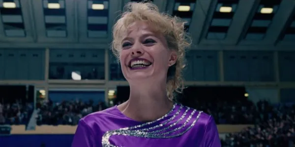   Tonya は I, Tonya で氷の上で微笑む