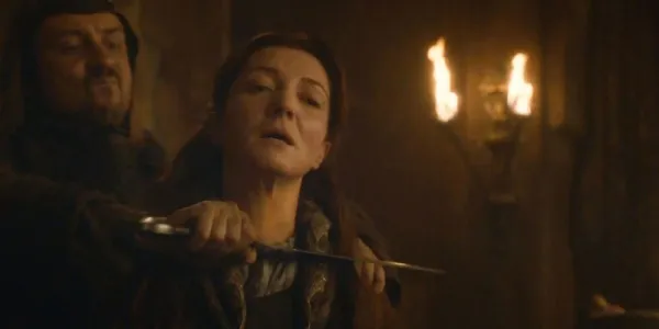   キャトリン・スターク's throat being slit by a Frey man in Game of Thrones