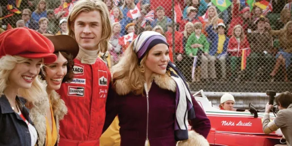   『Rush』でレースドライバーのジェームズ・ハントを演じるクリス・ヘムズワース