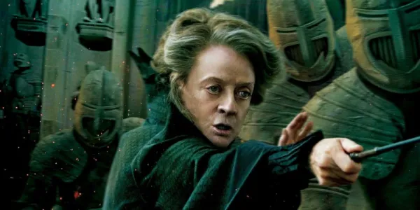   『ハリー・ポッターと死の秘宝 Part 2』で銃を向けるミネルバ・マクゴナガル。