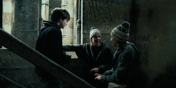   フレッドとジョージ ウィーズリーは、ハリー ポッターに略奪者の地図を渡します。'Harry Potter and the Prisoner of Azkaban'