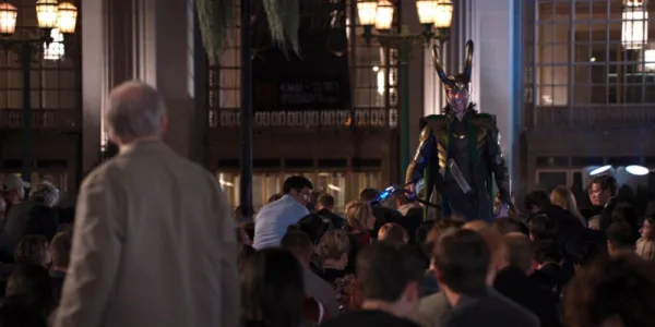   ロキはアベンジャーズからドイツで群衆をひざまずかせます