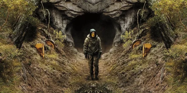   Netflixで草が生い茂った洞窟から出て行く男's Dark