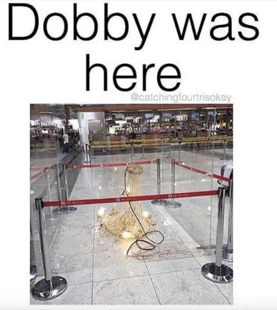   ショッピングセンターで破壊されたシャンデリアとテキストを示すミーム"Dobby was here."
