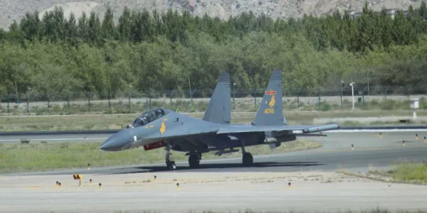   瀋陽 J-11 が滑走路に停車中
