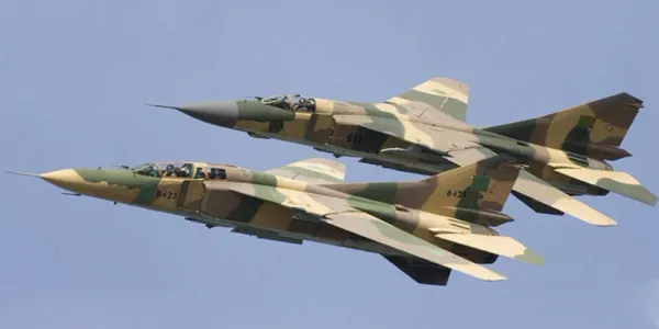   2 機の MiG-23 フロッガーが並んで飛行