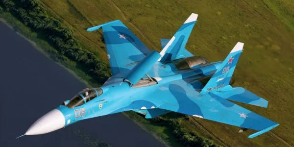   青いカモフラージュ スホーイ Su-27 フランカーが水路上空を飛行