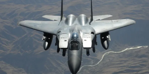  F-15E ストライク イーグルの正面からのショット