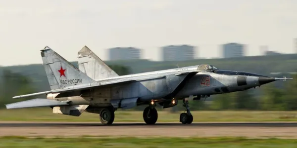   MiG フォックスバットが滑走路に着陸