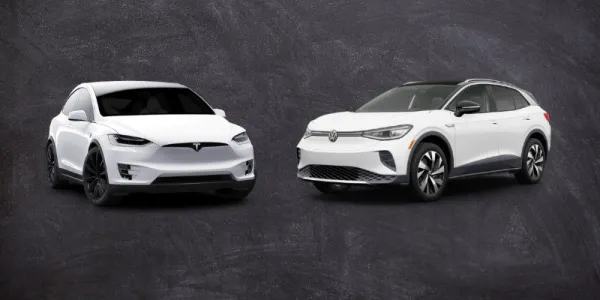   黒の背景にテスラとフォルクスワーゲンの EV