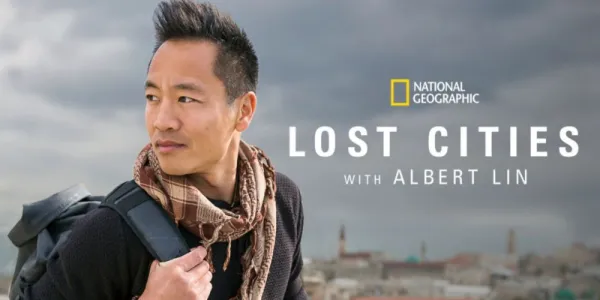   「Lost Cities With Albert Lin」で遠くを見つめるアルバート・リン。