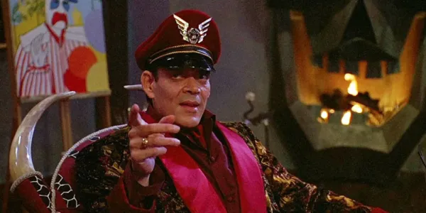   ストリートファイターで椅子を指差す M. Bison