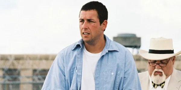   The Longest Yard の刑務所ヤードにいるアダム・サンドラー