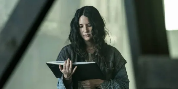   Evie は Joe を読んでいます's book in a scene from Tales of the Walking Dead.