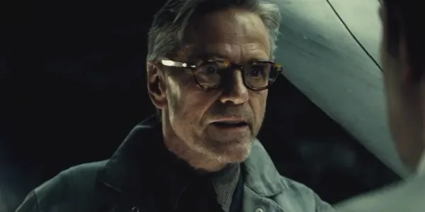   『バットマン vs スーパーマン』でバットケイブのアルフレッド役を演じたジェレミー・アイアンズ