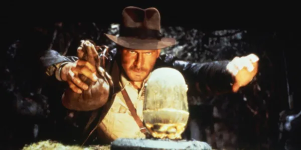  Raiders of the Lost Ark で宝物を集めるインディ