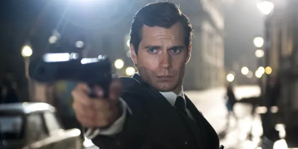   The Man from UNCLEで銃を持ったヘンリー・カヴィル