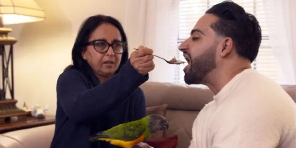   Laila スプーンでシェケブに餌をやる I Love A Mamas Boy