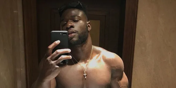   ラブアイランド's Ched takes a selfie