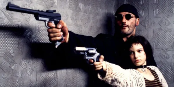   レオン ザ プロフェッショナルで銃を持ったレオンとマチルダ