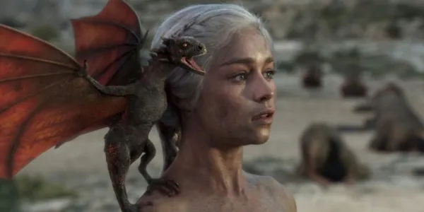   ゲーム・オブ・スローンズでデナーリスと彼女の生まれたばかりのドラゴン