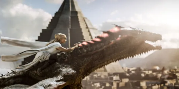   Danerys は Meereen の大ピラミッドのまわりで Drogon に乗ります