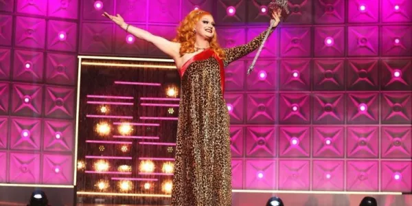   Septure を保持している最終的なメイン ステージでトリミングされた Jinkx Monsoon