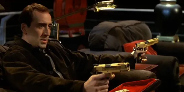   ニコラス・ケイジ、Face/Off で 2 つの黄金の銃を突きつける