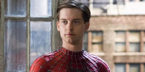   スパイダーマンのスーツを着たトビー・マグワイア
