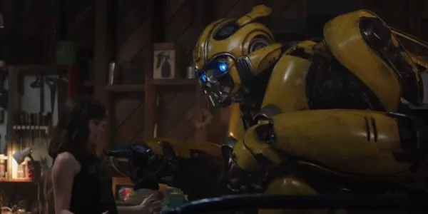   『バンブルビー』でバンブルビーと話すヘイリー・スタインフェルド