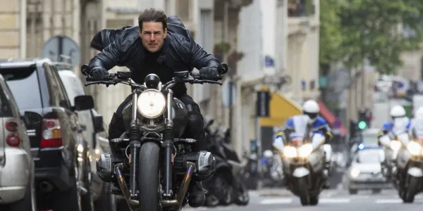   ミッション インポッシブル フォールアウトでバイクに乗るトム クルーズ