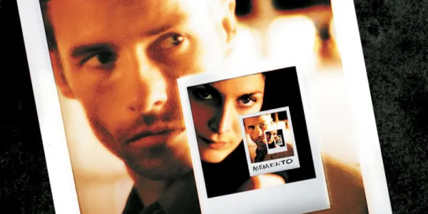   Memento のポスターを示す合成画像。