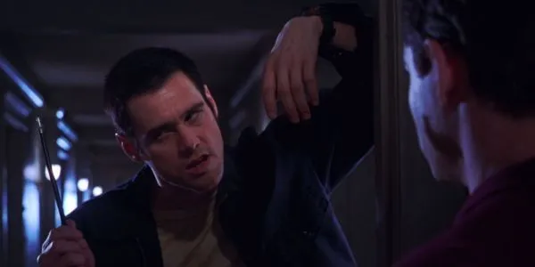 『The Cable Guy』でスティーブンと対峙しながらコードを握るケーブルガイ