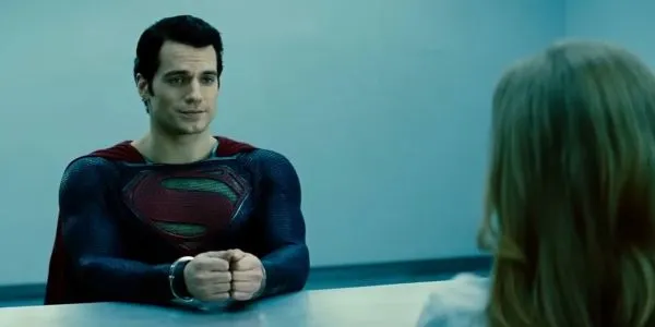 『マン・オブ・スティール』の取調室でロイスと話すスーパーマン (2013)