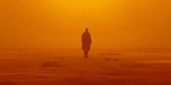   ブレードランナー 2049 で砂漠を歩く K